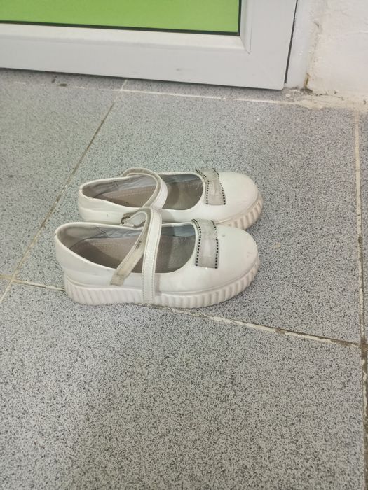 Қыз баланың аяқ киім сатылады