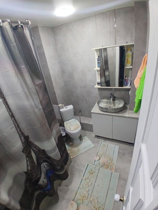 8 мкрн-нан 1 бөлмелі үй сатылады.