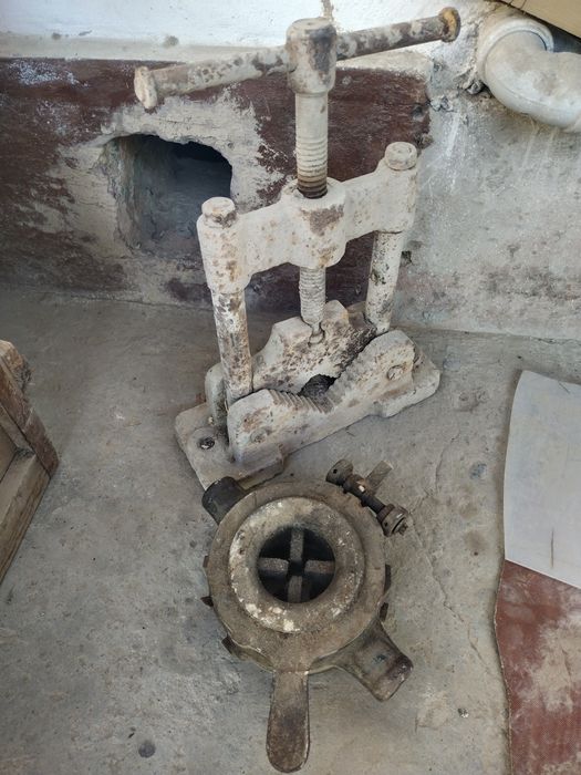 Продается раздвижная лерка и трубодержатель состояние рабочие