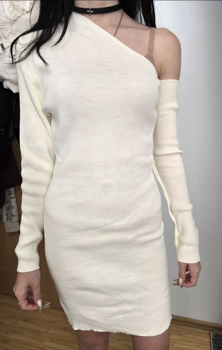 Rochie dama alba cu umar gol