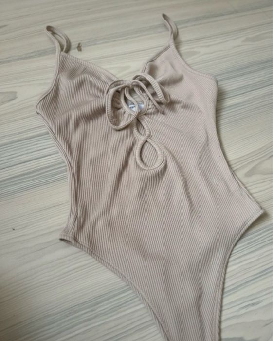 Body Bershka bej tanga -Material striat