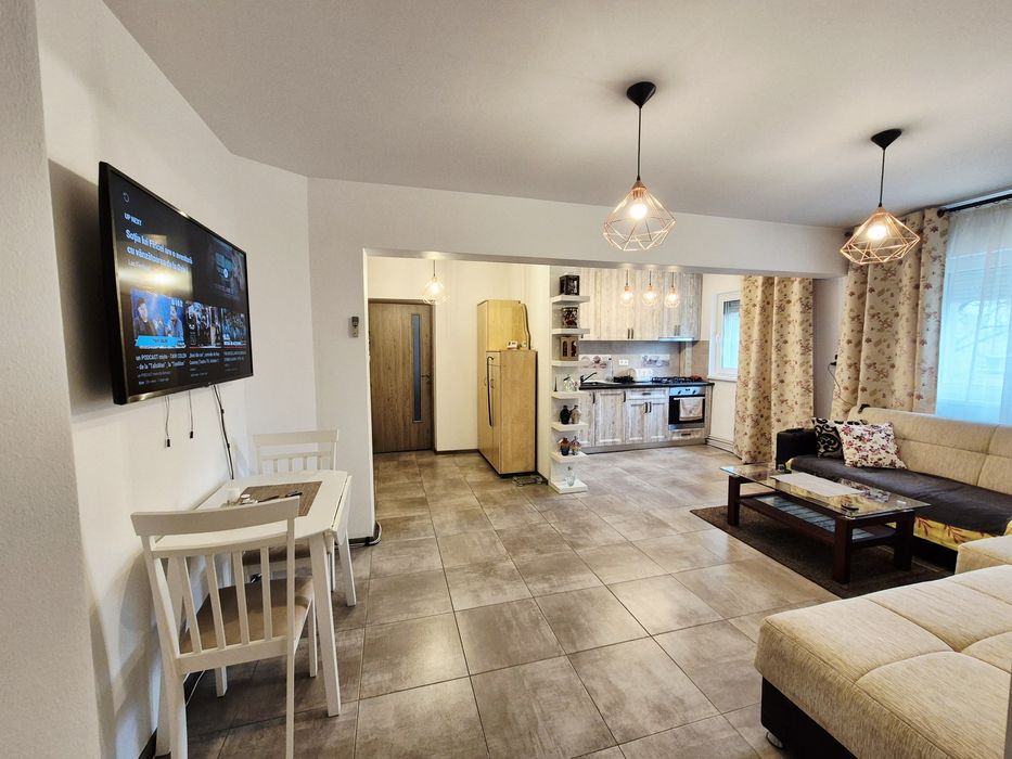 Vând apartament cu 3 camere, 61 mp, 1/10, 1978, Bariera Bucureşti. Accept credit ipotecar