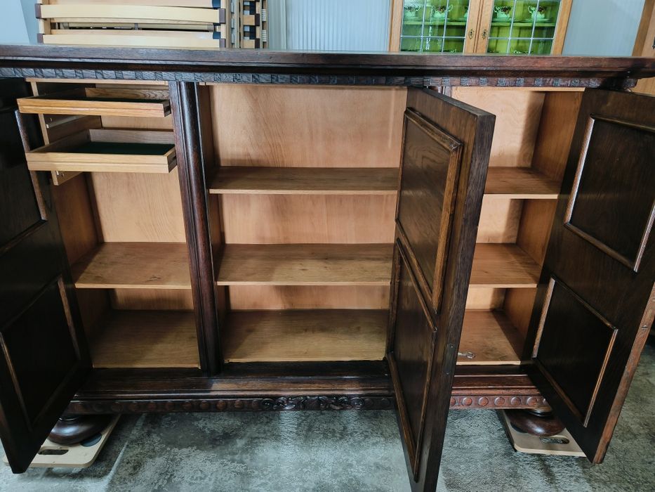 Разкошен дъбов шкаф с дърворезба