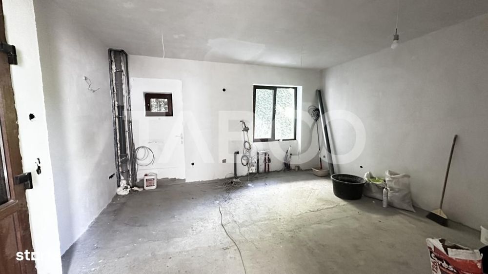 Apartament de vanzare 3 camere nemobilate 56 mpu cu balcon Central