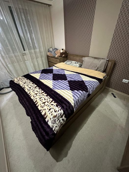 Dormitor complet – pat din lemn, dulap cu oglindă și comodă