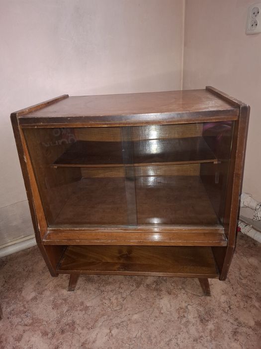 Тумбочка крепкая, деревянная, советский стиль