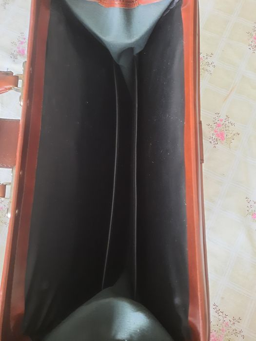 Продам кожаный портфель.