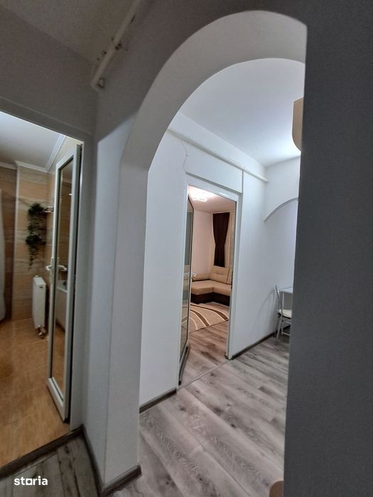 Vând garsoniera Mioveni parter, Maxi-Taxi ,pretabil spatiu