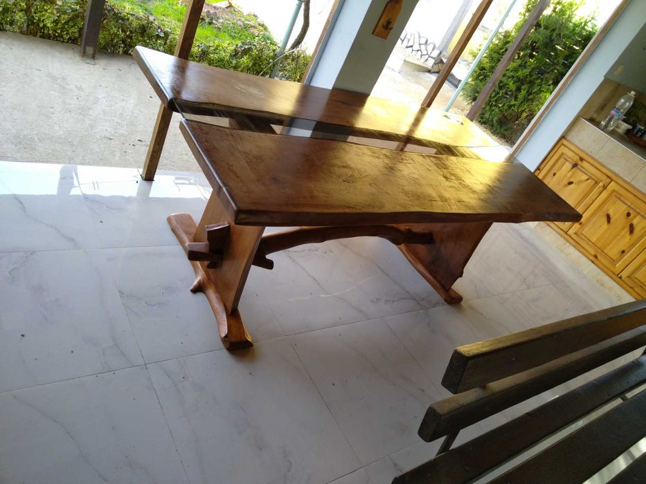 Маса от масив-орех