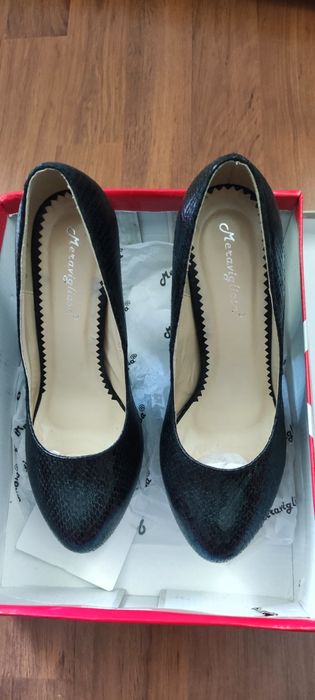 Обувки на висок ток , 12 см. Еко кожа , 38 номер, отговарят на 37 .