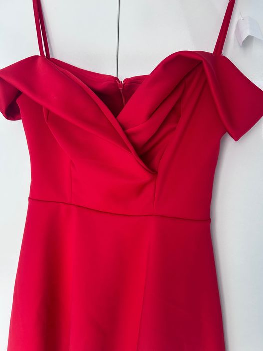 Къса червена рокля