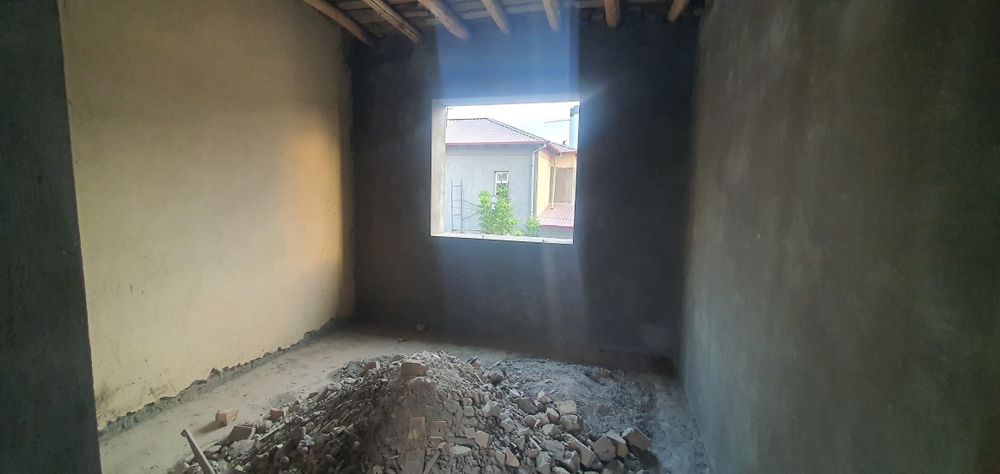 Участок 6 соток с коттеджем на 8 комнат,свет,вода,газ,канализация есть