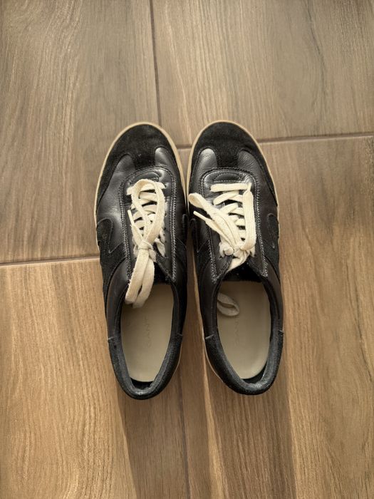 черни обувки gant