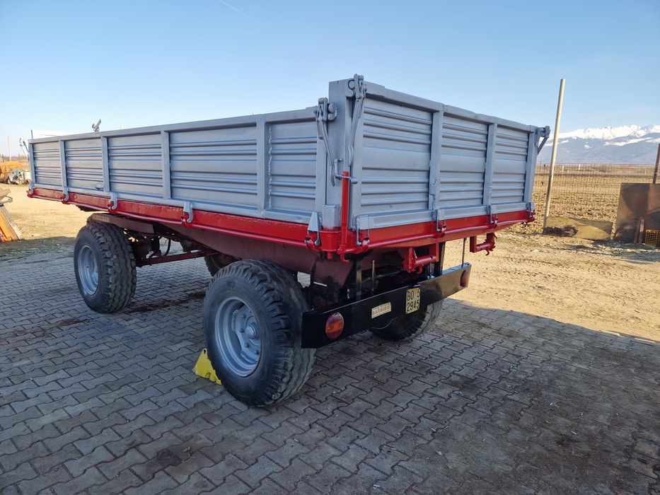 Remorca basculabila trilateral