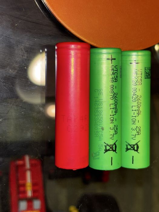 Vând VTC Mini cu 3 baterii 18650 plus încărcător pentru baterii