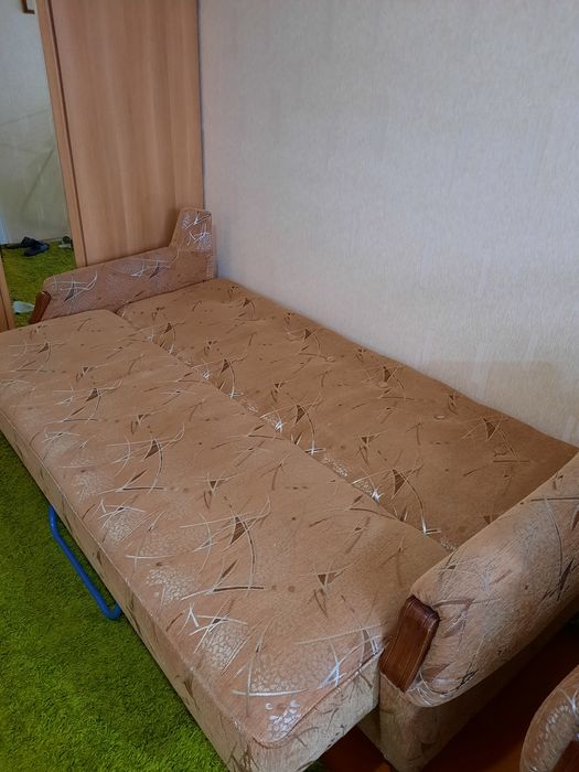 Продам диван на колёсиках.