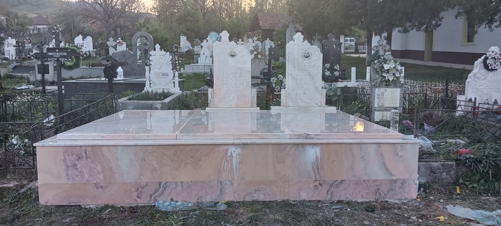Monumente funerare