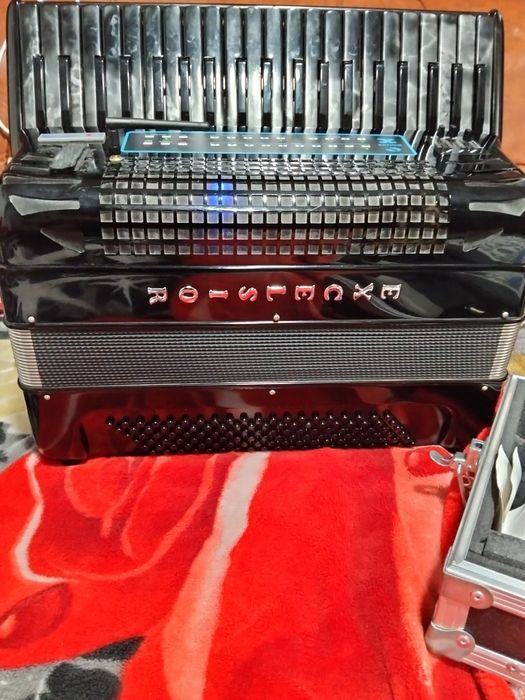 Vând acordeon Excelsior  cu midii și juzii 2.