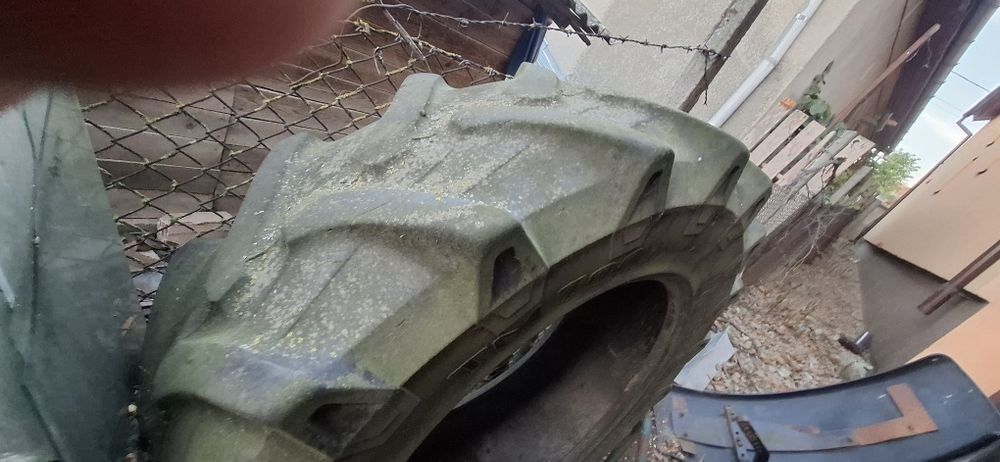 Vând 2 cauciucui tractor