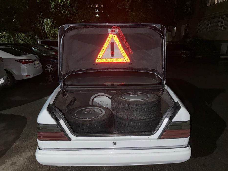 Мерседес 124 е200 в хорошем состояний