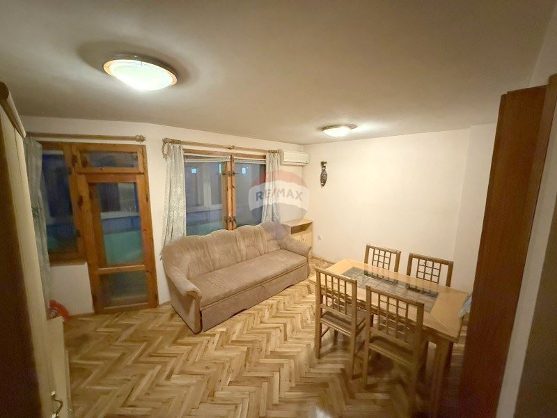 Продава се Тристаен апартамент в Варна, Спортна зала - 6927 кв.м за 16 €/кв.м - Снимка #3
