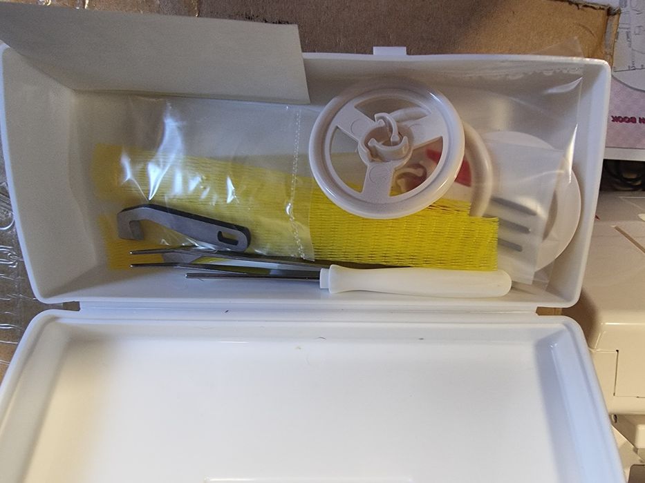 Masina de surfilat casnica Merrylock 2020