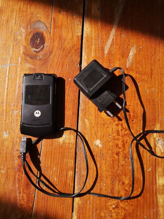 Моторола v3 срочно