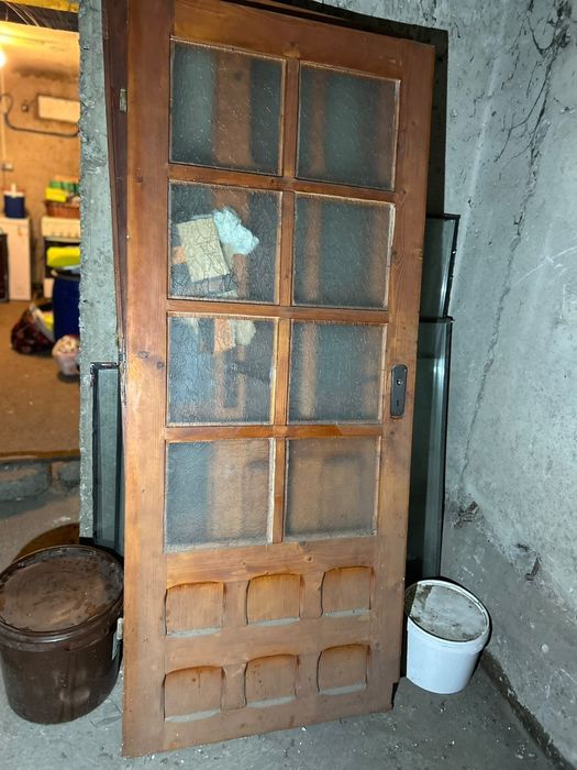 Vând uși de lemn