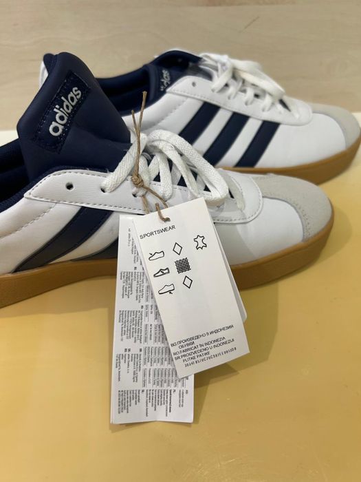 Продам новые кроссовки Adidas оригинал