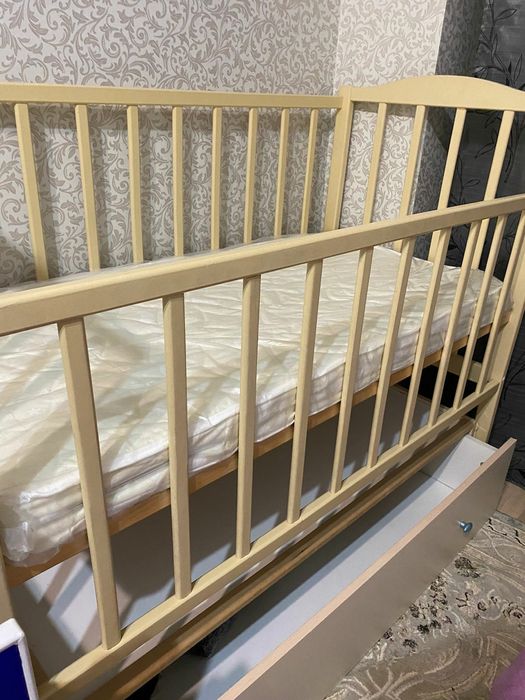 Кроватка с маятником почти новая ребенок не спал
