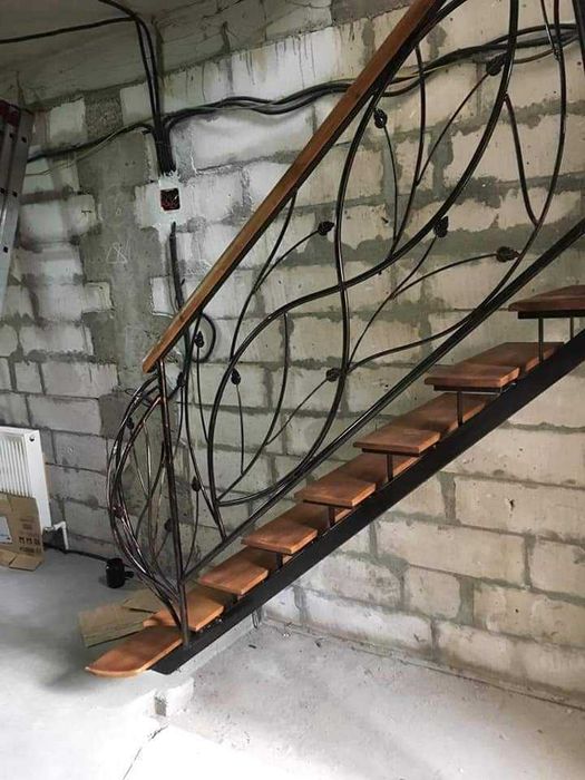 Scari metalice interioare și exterioare