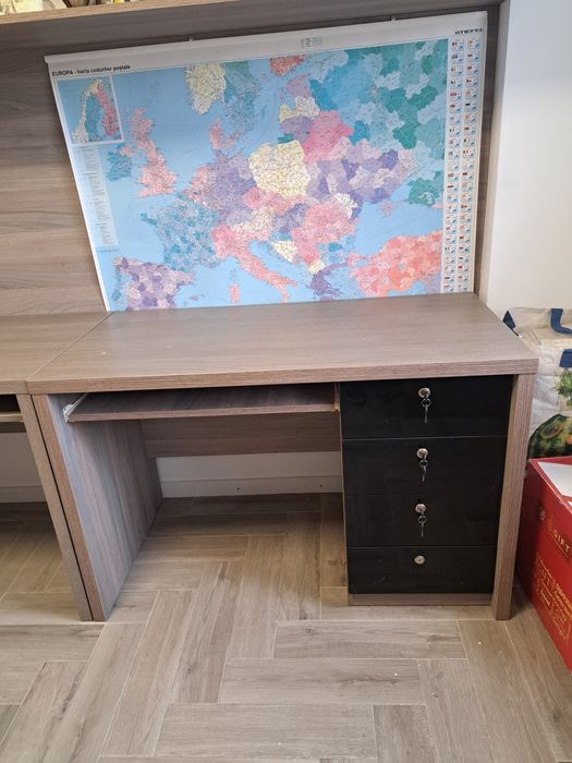 Mobiler birou cu sertare si polita tastatura