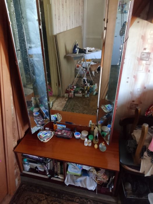 Продам трюмо и полки