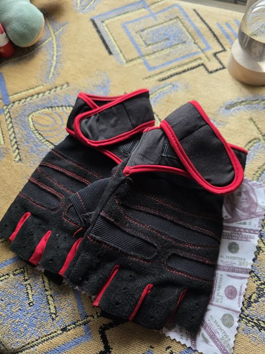 Продам перчатки почти новые