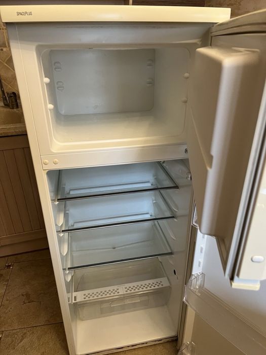 Хладилник Electrolux с камера, 145cm