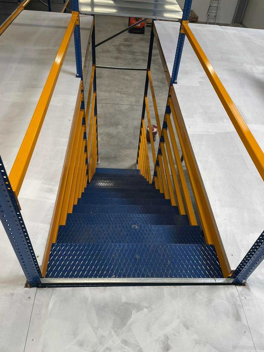 Двуетажен стелаж среднотежки стелажи максимум пространство.