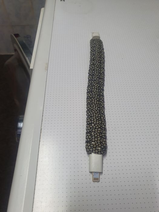 Браслет зарядка iPhone на руку