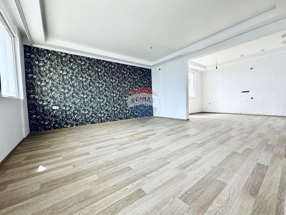 Тристаен апартамент до морето и крайбрежната ивица за продажба, гр. Б