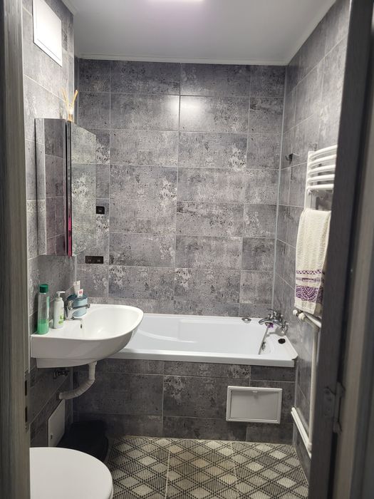 Inchiriez apartament cu 3 camere