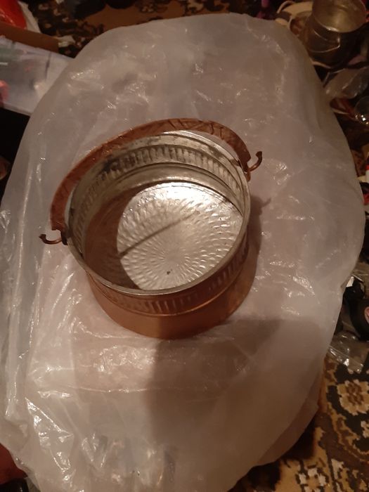 Медно котле с размери  високо.11см  диаметър. 16 см.чисто медно и не п