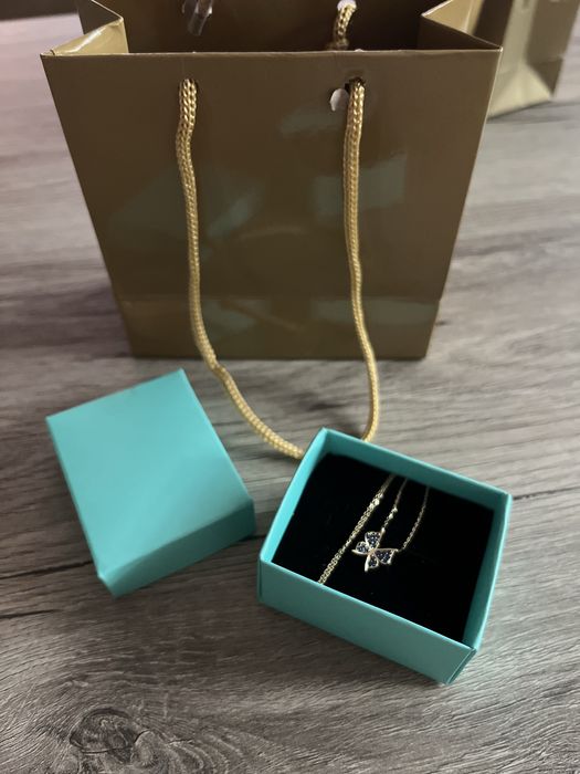 Златно колие с пеперуда