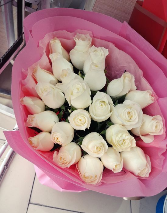 Белыи розы 23 шт