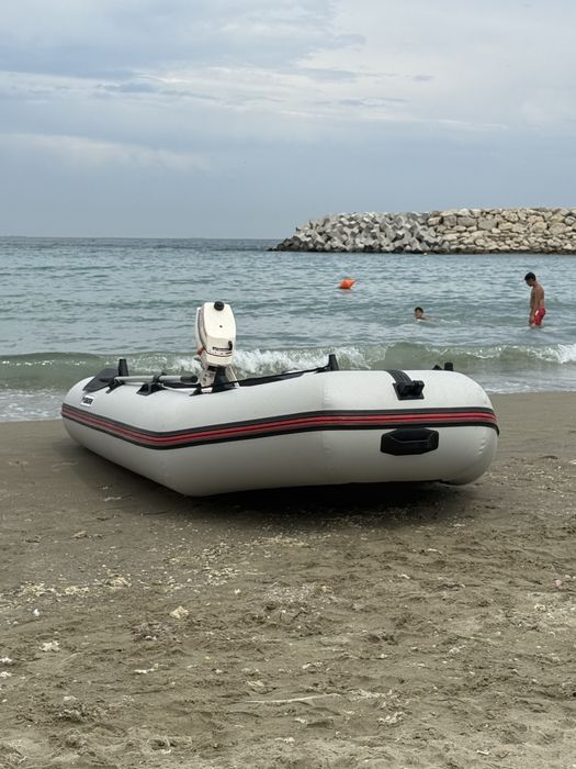 Barca cu chila in V si podina aluminiu cu motor johnson