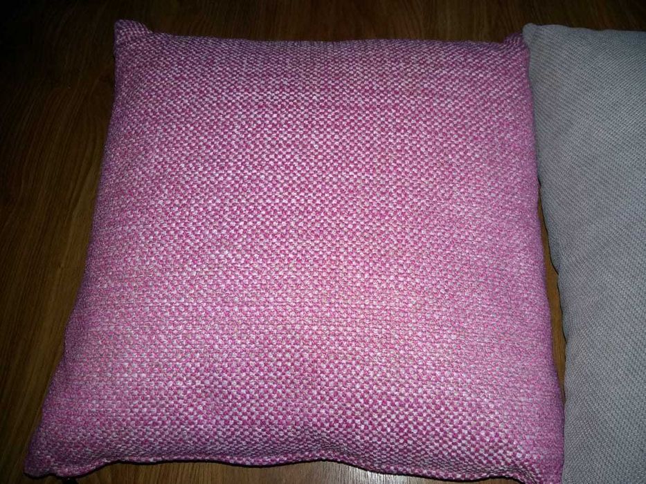 Продавам чисто нова розова декоративна възглавница