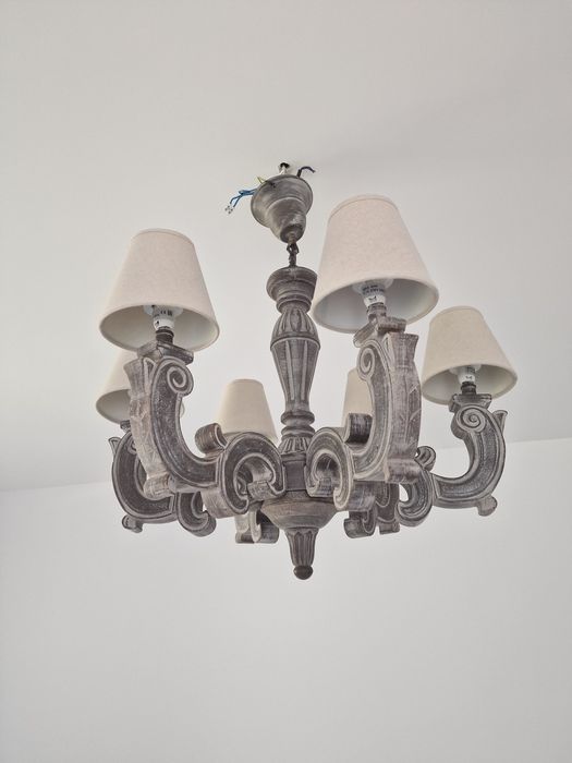 Lustra din lemn cu un design deosebit