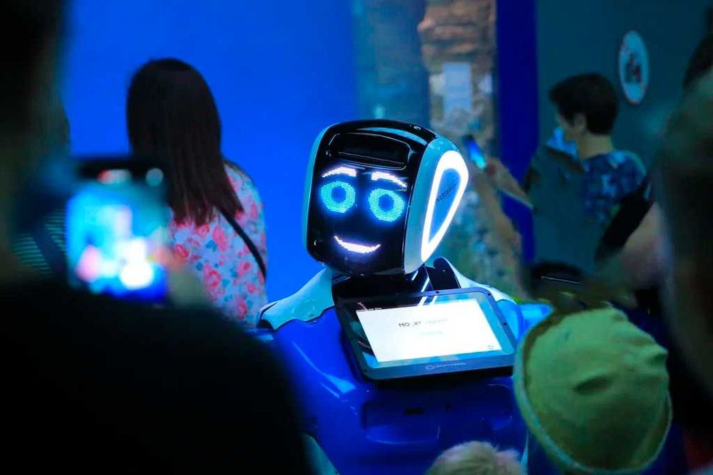 Робот-консультант Promobot V.4