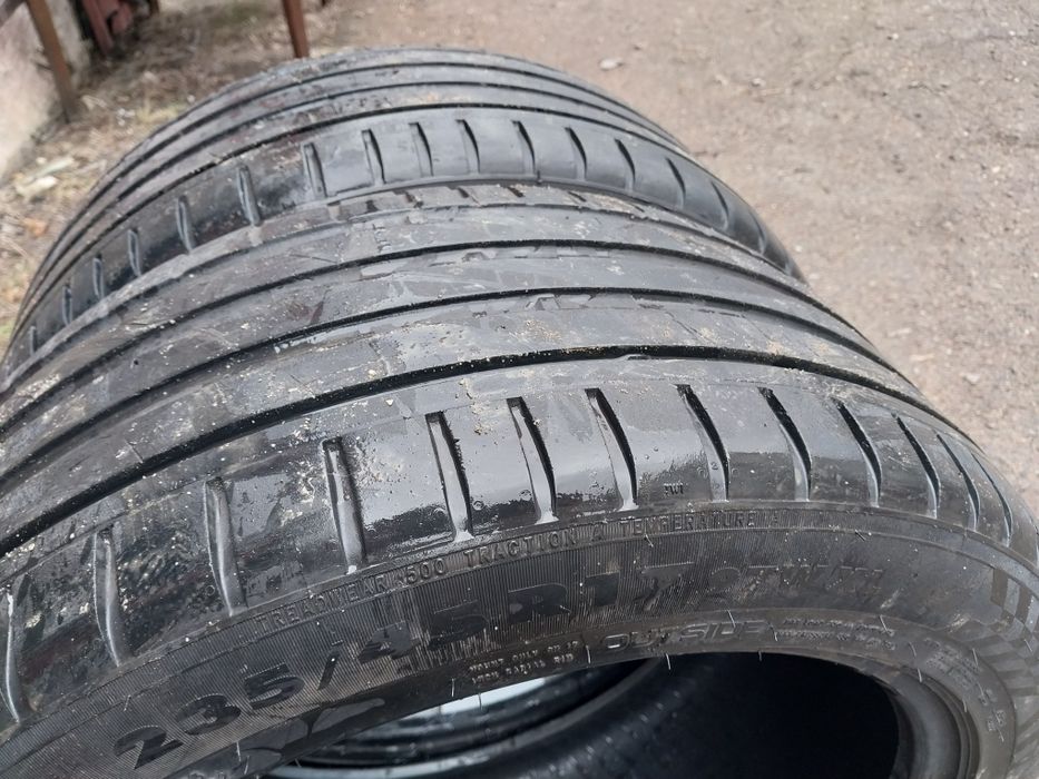2 шины Nokian 235 45 R17.