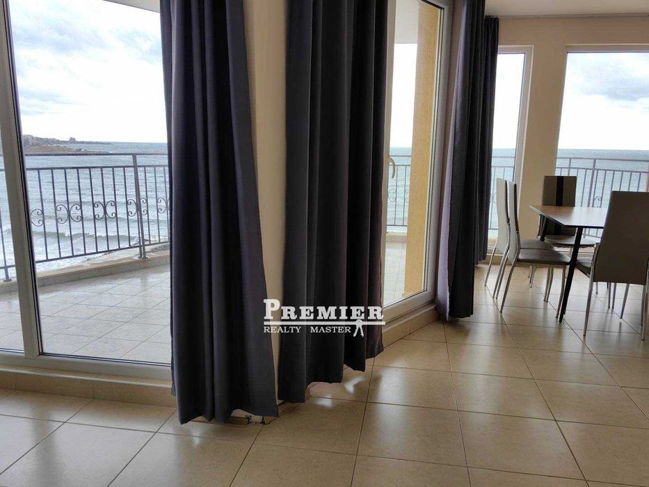 Тристаен апартамент в Ахелой, в комплекс на първа линия