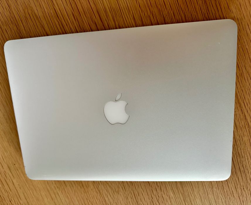 MacBook Air 13″ (Early 2015) –120GB SSD, stare bună, cutie originala