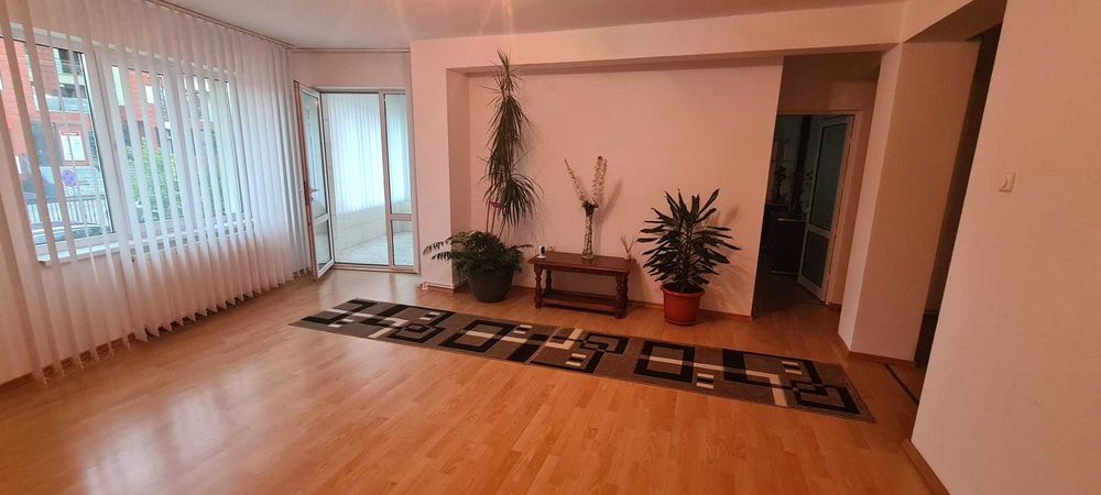 Vind apt 105 m2 util/1550 euro /m2, in bloc cu curte inchisa si spatiu de parcare